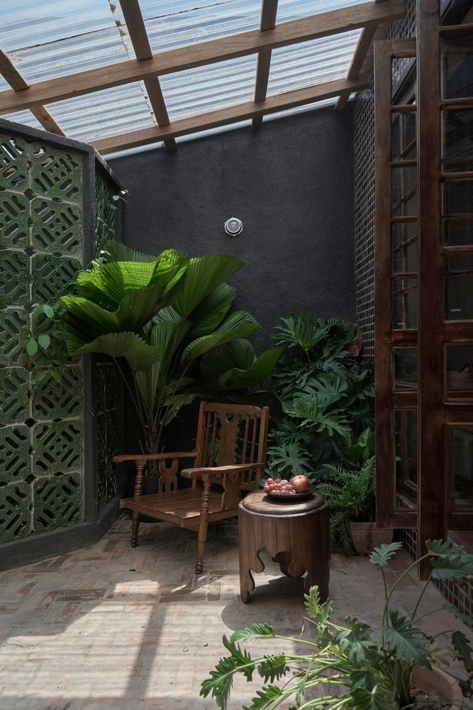 Gia chủ bố trí thêm cây xanh và chậu sen ở các khu vực trống để con người gần gũi với thiên nhiên nhiều hơn.