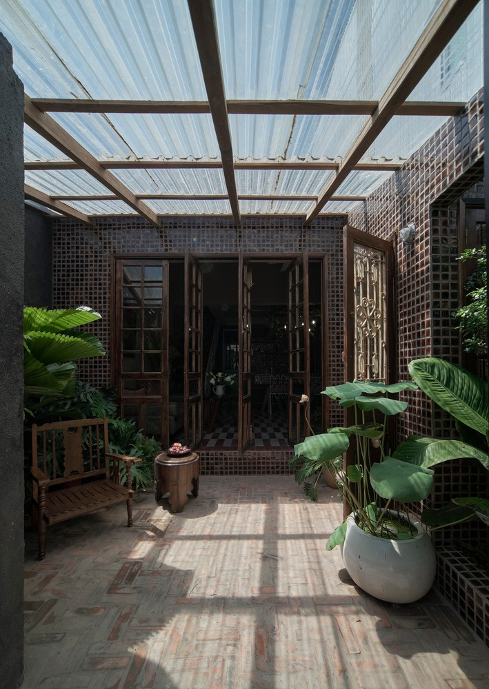 Toàn bộ nguồn sáng trong nhà đến từ phần giếng trời giữa sân. Ở đây gia chủ có thể ngồi tắm nắng buổi sáng hay uống trà lúc hoàng hôn.