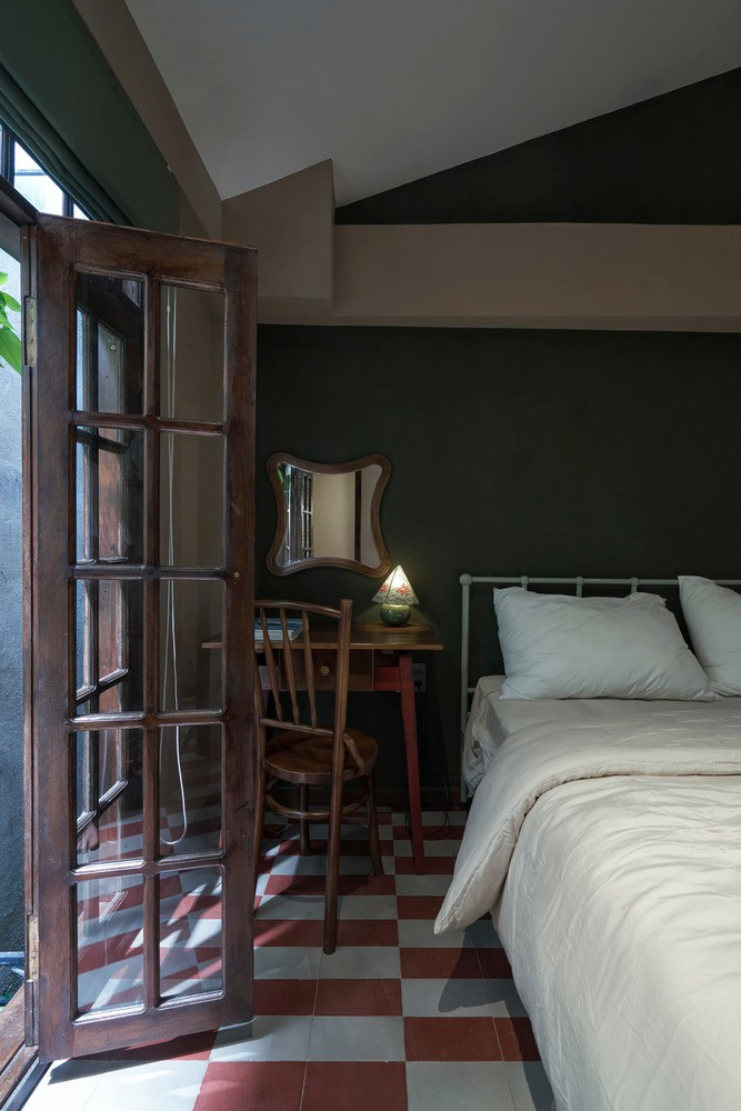 Ngôi nhà được chăm chút từ những chi tiết nhỏ như sàn gạch, vải làm rèm, mành để thể hiện sự mộc mạc, sâu lắng.