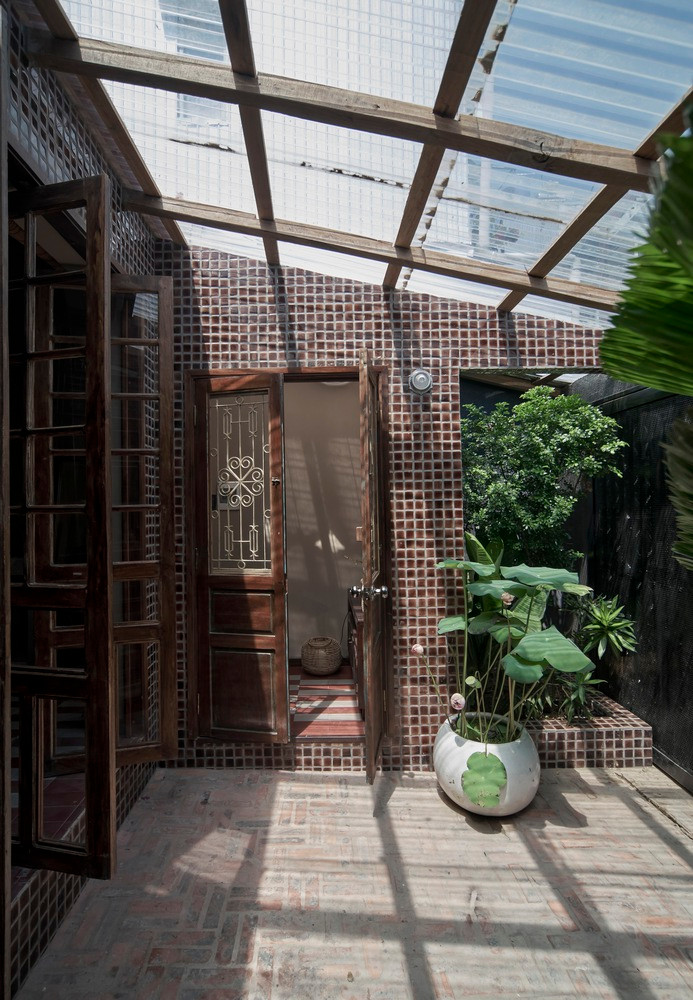 Gia chủ bố trí thêm cây xanh và chậu sen ở các khu vực trống để con người gần gũi với thiên nhiên nhiều hơn.