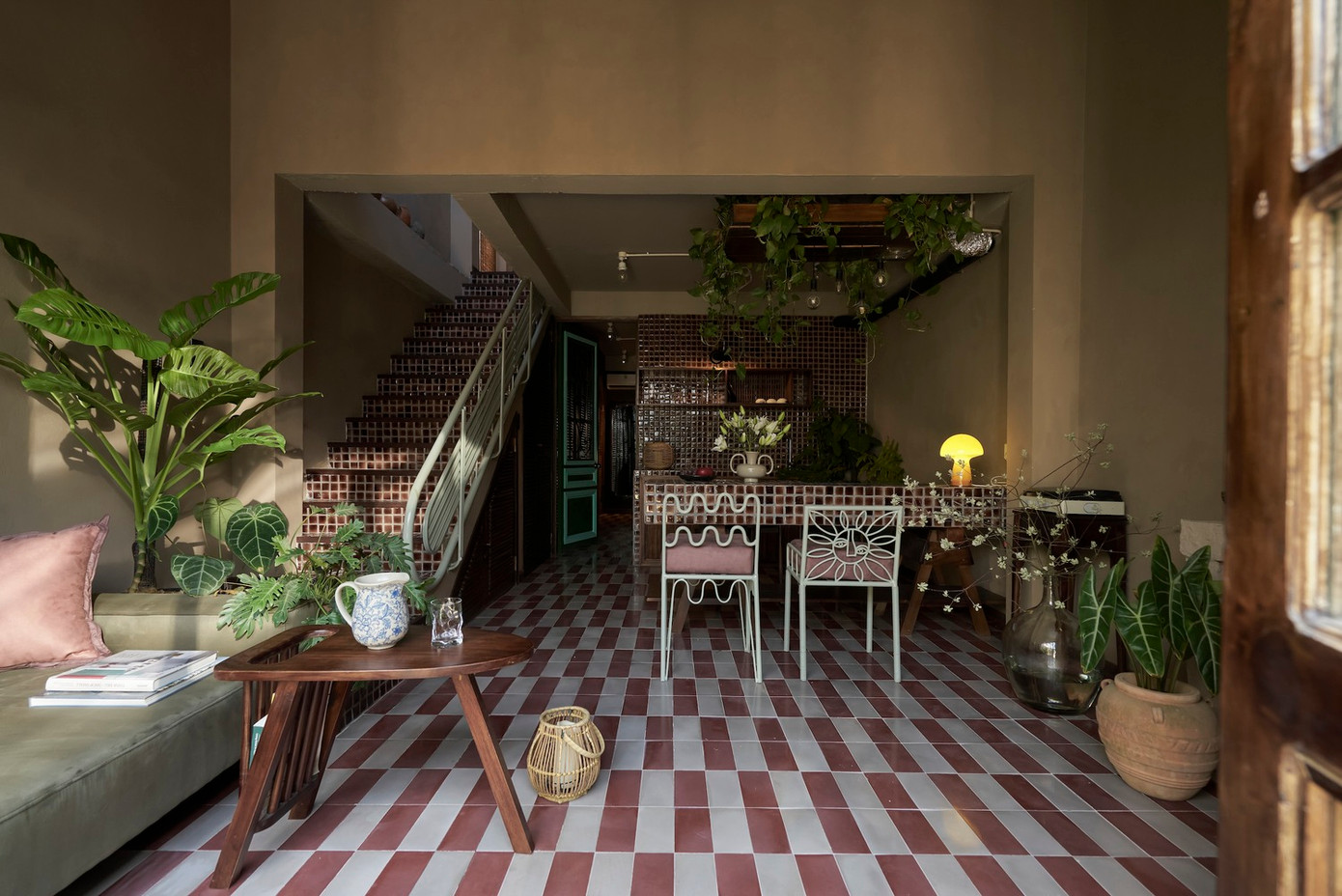 Vì thế màu sắc chủ đạo của ngôi nhà là màu nâu, cam đất và màu đỏ của ngói đất sét nung, cùng với tông màu ấm của gỗ.