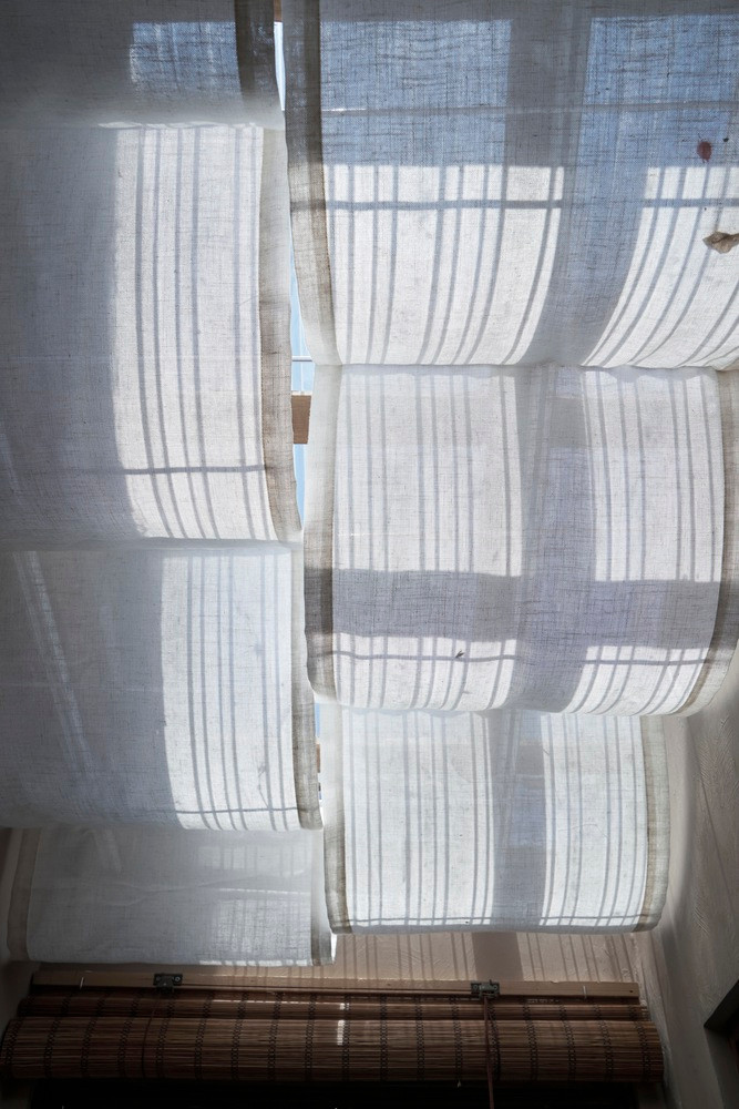 Toàn bộ nguồn sáng trong nhà đến từ phần giếng trời giữa sân. Ở đây gia chủ có thể ngồi tắm nắng buổi sáng hay uống trà lúc hoàng hôn.