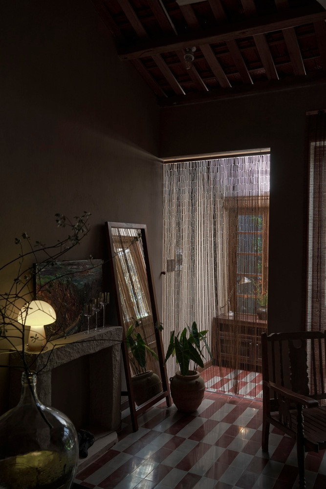 Ngôi nhà được chăm chút từ những chi tiết nhỏ như sàn gạch, vải làm rèm, mành để thể hiện sự mộc mạc, sâu lắng.