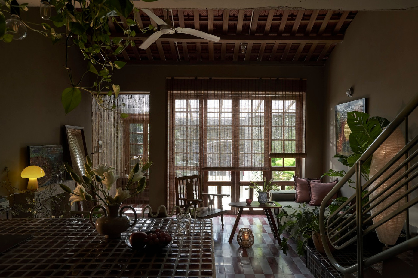 Gia chủ là người yêu thích sự hoài cổ nên mong muốn không gian sống mang sự tĩnh lặng.