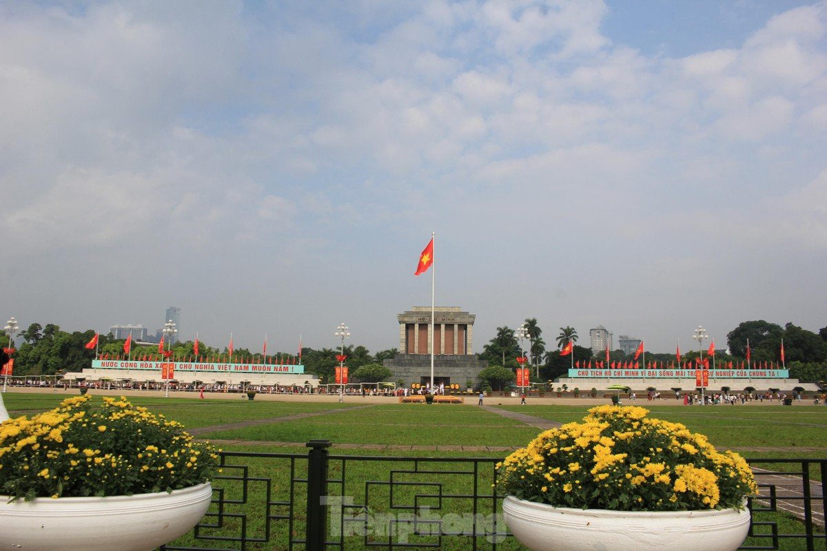 Lăng Chủ tịch Hồ Chí Minh tại Ba Đình Hà Nội là một trong những địa điểm gây ấn tượng với du khách trong và ngoài nước bởi nét kiến trúc đặc trưng. (Ảnh: Lộc Liên) Lăng Chủ tịch Hồ Chí Minh tại Ba Đình Hà Nội là một trong những địa điểm gây ấn tượng với du khách trong và ngoài nước bởi nét kiến trúc đặc trưng. (Ảnh: Lộc Liên)