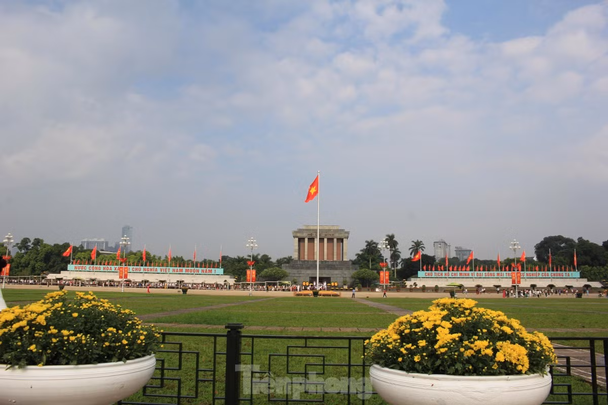 Lăng Chủ tịch Hồ Chí Minh tại Ba Đình Hà Nội là một trong những địa điểm gây ấn tượng với du khách trong và ngoài nước bởi nét kiến trúc đặc trưng. (Ảnh: Lộc Liên)