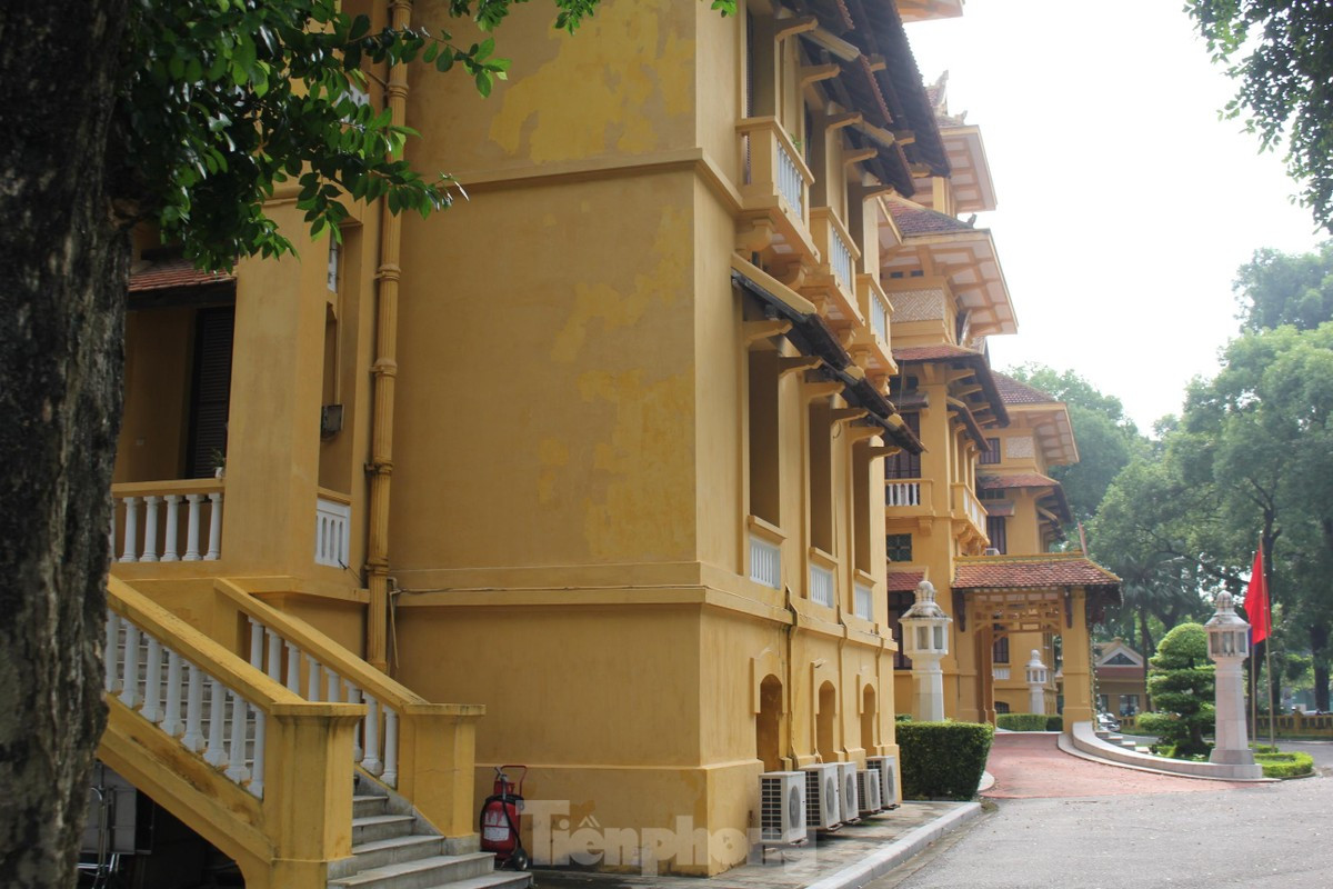 Tòa nhà trụ sở Bộ Ngoại giao, hay còn gọi là tòa nhà trăm mái, nằm trên trục phố Chu Văn An cắt hai đường Điện Biên Phủ và Tôn Thất Đàm. Đây được xem là một trong những tòa nhà có kiến trúc đẹp nhất ở Hà Nội. (Ảnh: Lộc Liên) Tòa nhà trụ sở Bộ Ngoại giao, hay còn gọi là tòa nhà trăm mái, nằm trên trục phố Chu Văn An cắt hai đường Điện Biên Phủ và Tôn Thất Đàm. Đây được xem là một trong những tòa nhà có kiến trúc đẹp nhất ở Hà Nội. (Ảnh: Lộc Liên)