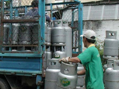 Giá gas bất ngờ tăng giá 14.000 đồng/bình. Ảnh: Internet