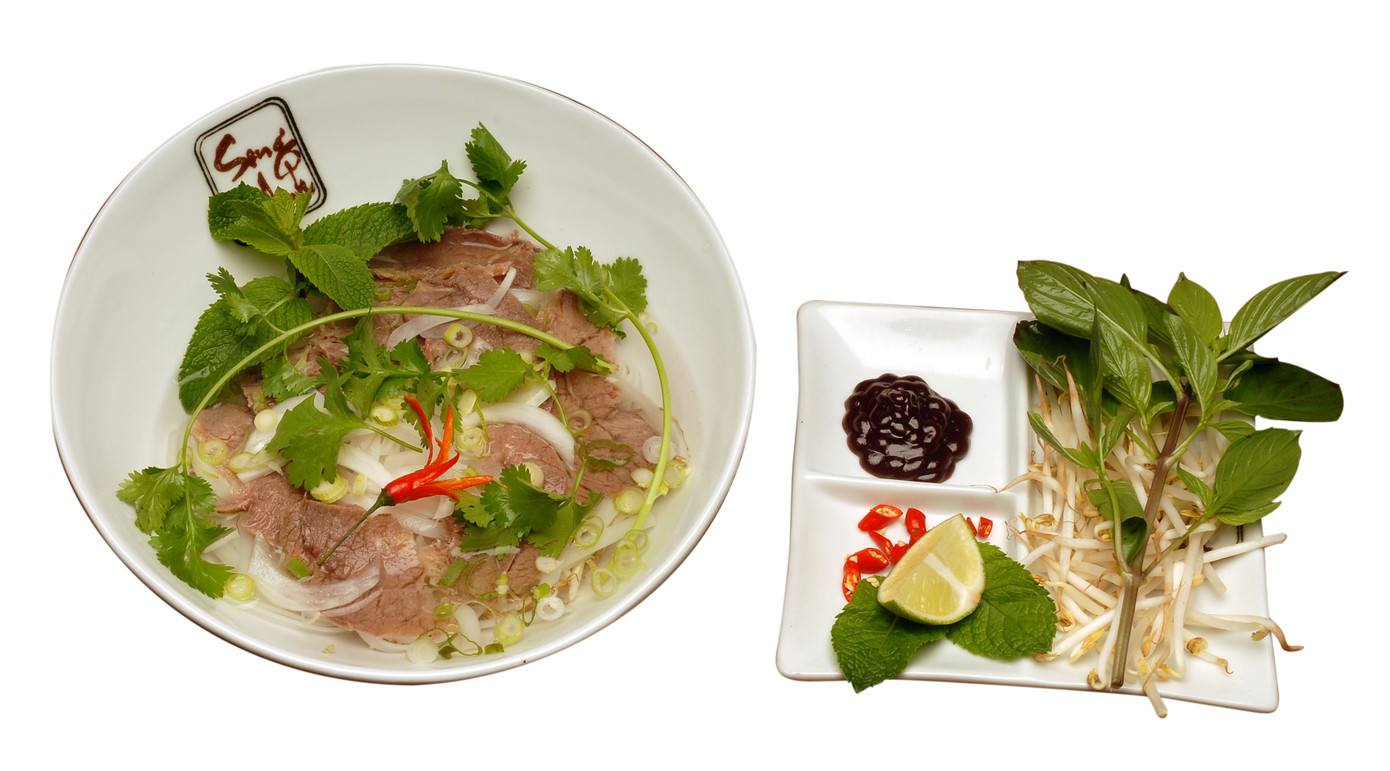 Phở Việt ở nước ngoài thường ăn kèm rau húng, nước tương