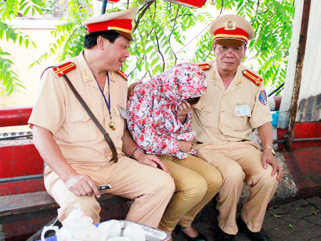 Thượng tá Đoàn cũng Trung tá Cương khuyên nhủ cô gái từ bỏ ý định dại dột, trở về với gia đình. Thượng tá Đoàn cũng Trung tá Cương khuyên nhủ cô gái từ bỏ ý định dại dột, trở về với gia đình