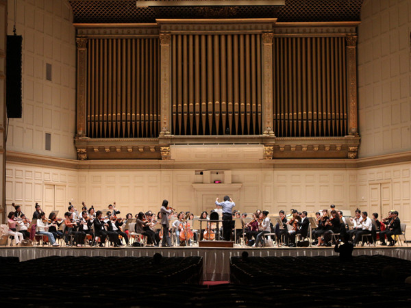 Dàn nhạc Giao hưởng Việt Nam tập tại khán phòng Carnegie. Ảnh: Công Luận. Dàn nhạc Giao hưởng Việt Nam tập tại khán phòng Carnegie Ảnh: Công Luận