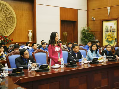 Đại diện trí thức trẻ khối cơ quan T.Ư đặt câu hỏi với Phó thủ tướng Ảnh: X.Phú