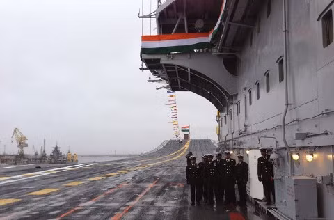 Việc dùng kiểu boong phóng nhảy cầu tuy giúp tiết kiệm đáng kể nhiên liệu so với việc dùng máy phóng thủy lực, nhưng điều này khiến tải trọng mang vũ khí, nhiên liệu máy bay trên hạm bị giảm đi đáng kế. Và hơn thế nữa, ngoài tiêm kích phản lực và trực thăng thì tàu sân bay loại này không thể mang máy bay cánh quạt như tàu Mỹ