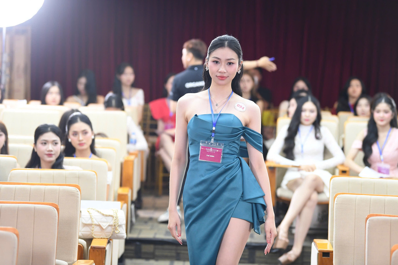 Đối với Huyền Cơ, Hoa hậu Việt Nam không chỉ đơn thuần là sân chơi sắc đẹp, mà còn là cơ hội để cô khám phá và phát triển bản thân một cách toàn diện. Cô đặc biệt ấn tượng với những người đẹp như Đỗ Thị Hà, Huỳnh Thị Thanh Thủy - những hình mẫu truyền cảm hứng bởi sự nỗ lực không ngừng. Nhưng trên tất cả, động lực lớn nhất của Huyền Cơ chính là mong muốn hoàn thiện bản thân và cống hiến nhiều hơn cho xã hội.