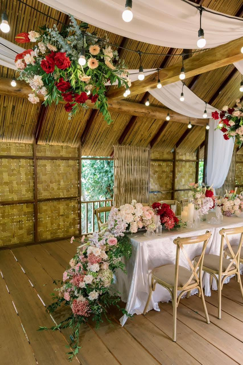 Không gian tiệc cưới trong nhà dài của Hoa hậu H'Hen Niê. Không gian tiệc cưới trong nhà dài của Hoa hậu H'Hen Niê.