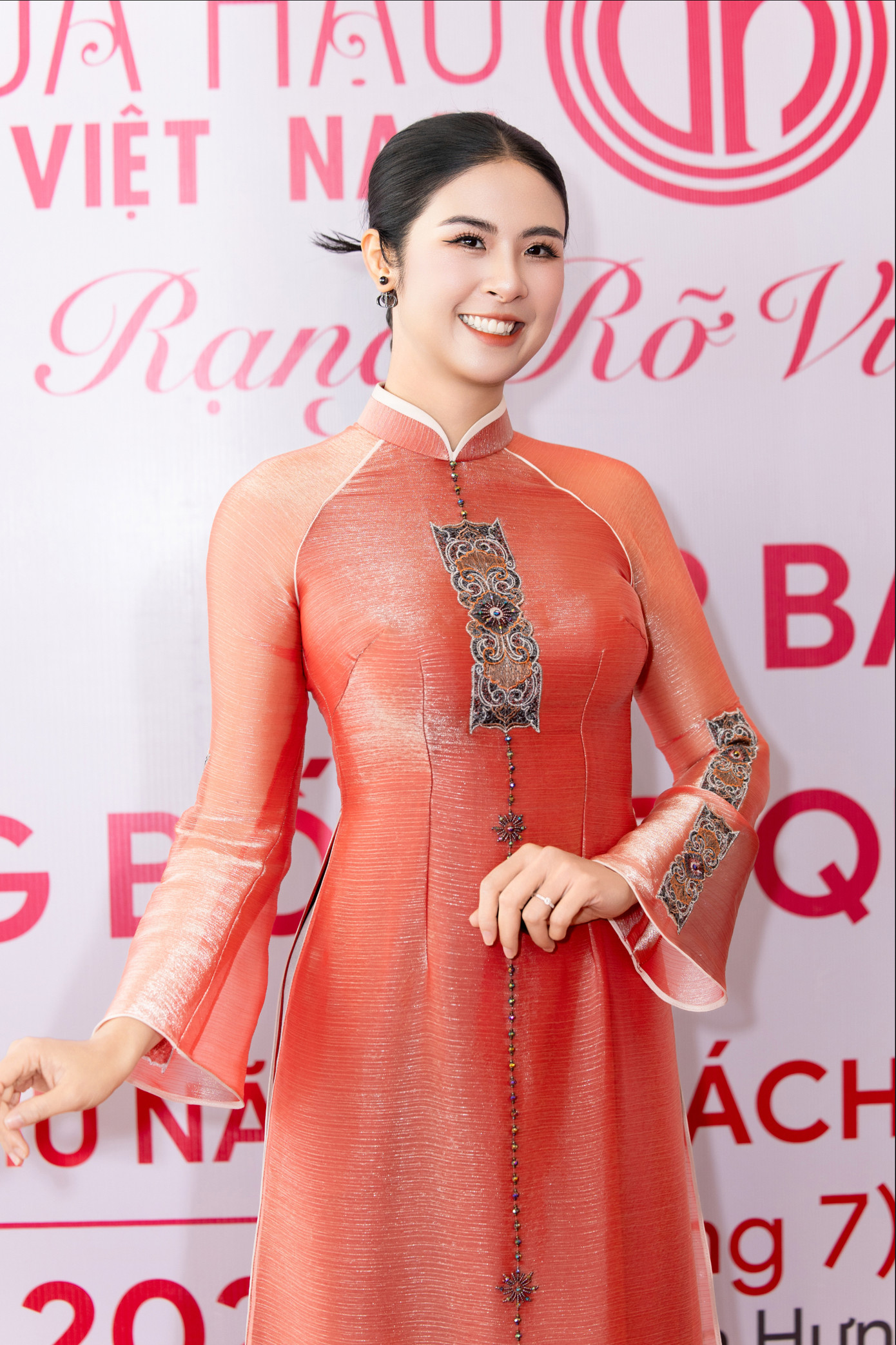 Ở tháng thứ 4 của thai kỳ, Hoa hậu Ngọc Hân chưa có sự thay đổi nhiều về vóc dáng, đường nét trên khuôn mặt.