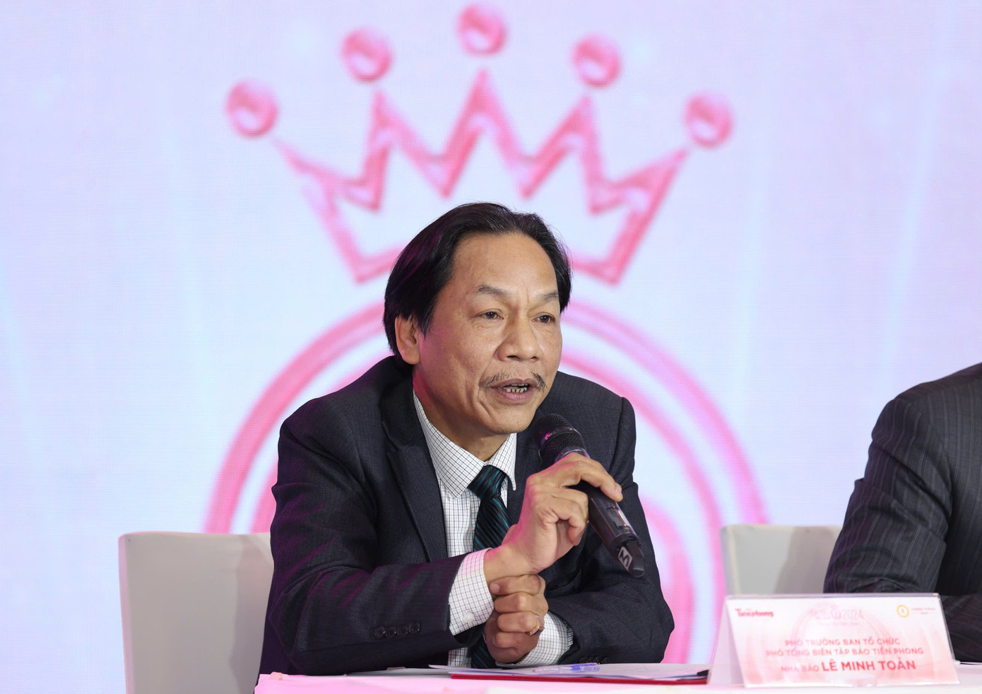 Nhà báo Lê Minh Toản - Phó Tổng Biên tập Báo Tiền Phong, Phó Trưởng Ban tổ chức Hoa hậu Việt Nam 2024. Ảnh: Như Ý. Nhà báo Lê Minh Toản - Phó Tổng Biên tập Báo Tiền Phong, Phó Trưởng Ban tổ chức Hoa hậu Việt Nam 2024. Ảnh: Như Ý.