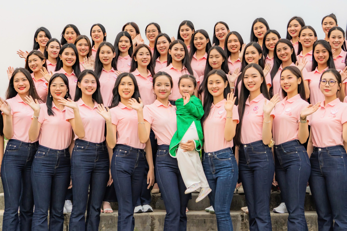 Du khách nhí thích thú khi tình cờ gặp gỡ các &quot;chị đẹp&quot; tại điểm tham quan.