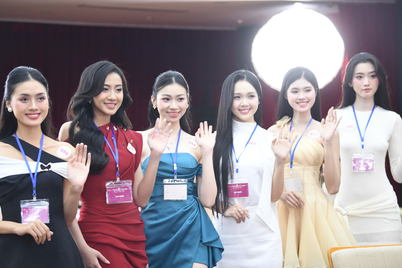 Trong số các thí sinh ứng tuyển, có nhiều cô gái đã đạt danh hiệu hoa khôi, á khôi tại đại học, địa phương.