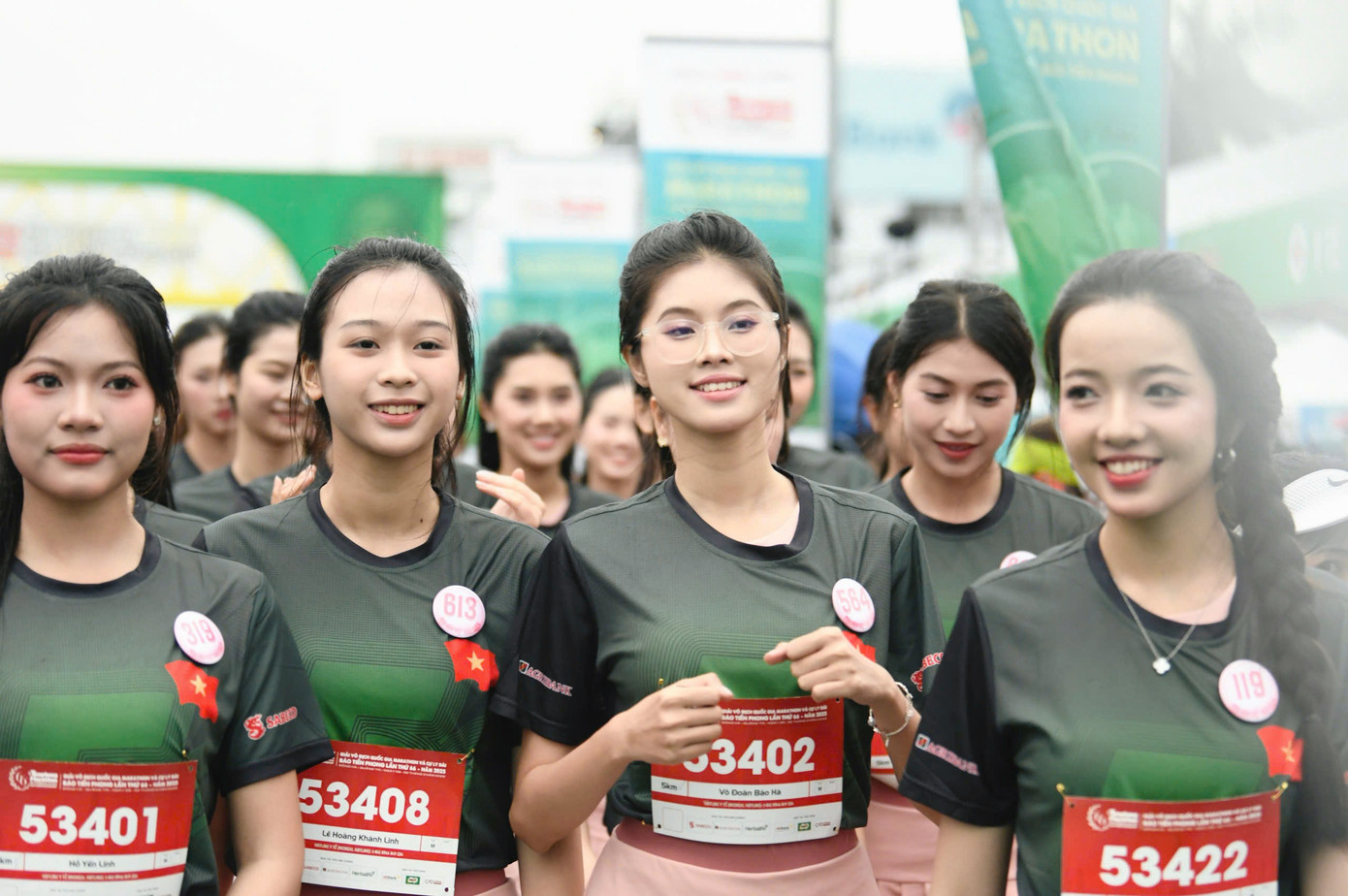 Các thí sinh chia sẻ họ rèn luyện thể dục thể thao nhiều ngày trước đó để có thể lực tốt nhất khi tham gia giải chạy chuyên nghiệp đầu tiên của mình.