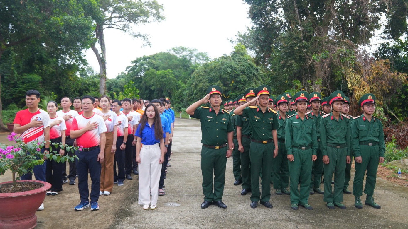 Nhà báo Phùng Công Sưởng chia sẻ: “Chúng tôi thực sự xúc động khi được đặt chân lên đảo Thổ Chu, được ngắm những ngôi nhà, con đường, gặp gỡ các chiến sĩ, người dân nơi đây. Chúng tôi mong muốn qua chuyến đi, hình ảnh chiến sĩ, người dân trên đảo Thổ Chu lan tỏa tới bạn đọc trong nước và quốc tế. Dù khoảng cách địa lý có xa, khó khăn nhưng Thổ Chu luôn nằm trong trái tim người dân cả nước”. Nhà báo Phùng Công Sưởng chia sẻ: “Chúng tôi thực sự xúc động khi được đặt chân lên đảo Thổ Chu, được ngắm những ngôi nhà, con đường, gặp gỡ các chiến sĩ, người dân nơi đây. Chúng tôi mong muốn qua chuyến đi, hình ảnh chiến sĩ, người dân trên đảo Thổ Chu lan tỏa tới bạn đọc trong nước và quốc tế. Dù khoảng cách địa lý có xa, khó khăn nhưng Thổ Chu luôn nằm trong trái tim người dân cả nước”.