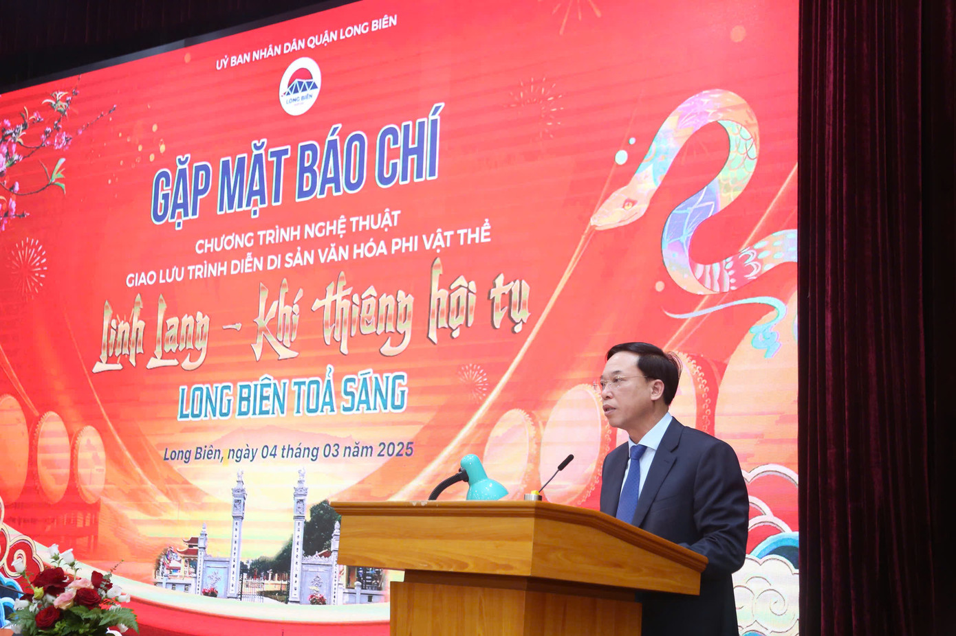 Chủ tịch UBND quận Long Biên Nguyễn Mạnh Hà chia sẻ về chương trình nghệ thuật đặc biệt. Chủ tịch UBND quận Long Biên Nguyễn Mạnh Hà chia sẻ về chương trình nghệ thuật đặc biệt.