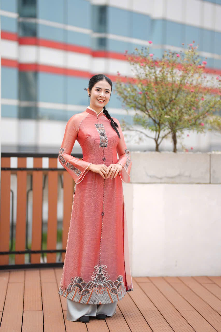 Cô kỳ vọng những người kế nhiệm hội tụ đủ 4 yếu tố được xem là trụ cột xuyên suốt của cuộc thi gồm: Nhan sắc - Trí tuệ - Văn hóa - Cống hiến.