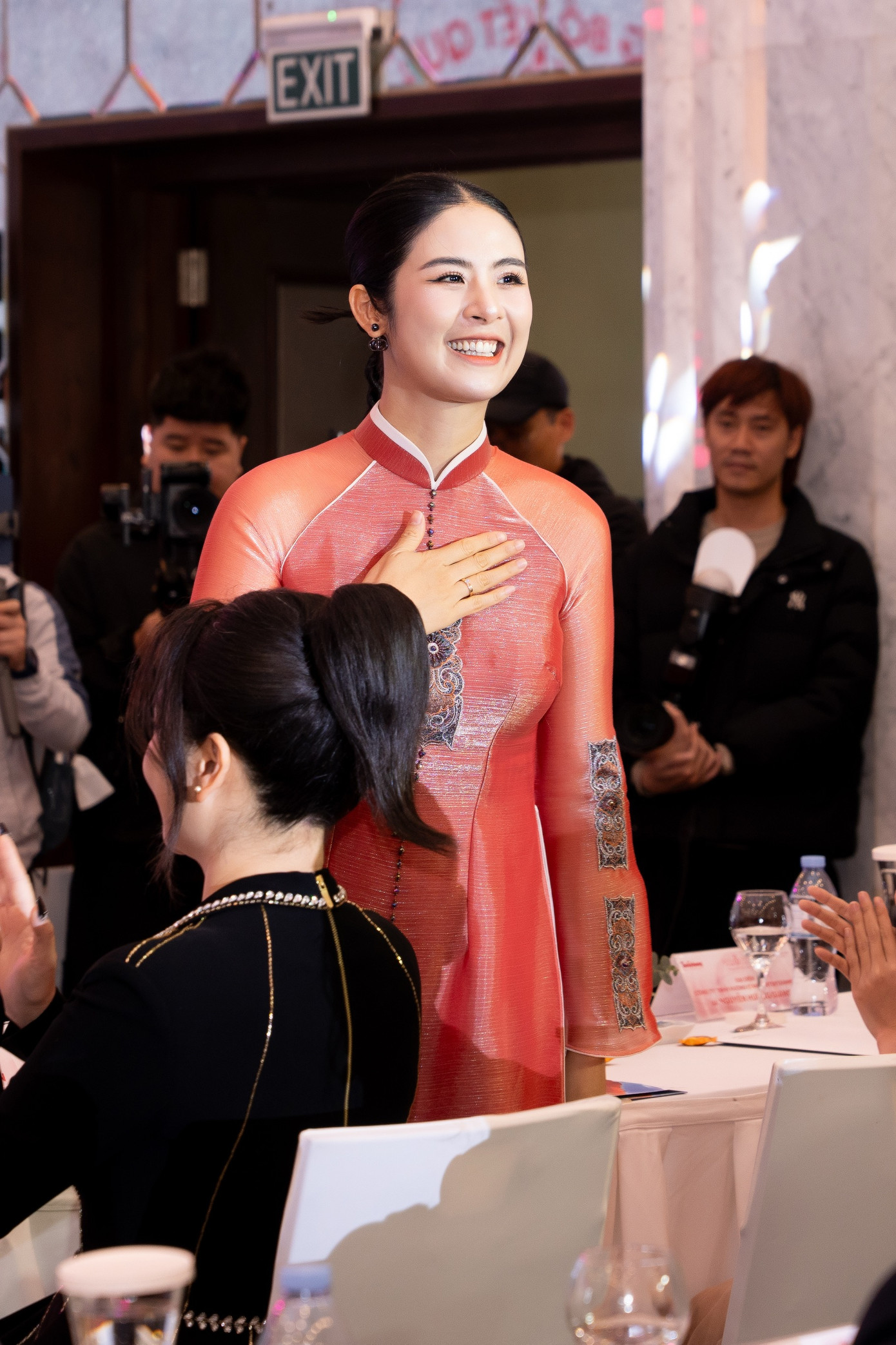 Để giữ vóc dáng, đảm bảo sức khỏe cho cả mẹ và bé, Ngọc Hân duy trì chế độ ăn uống nhiều rau xanh, hạn chế đường và tinh bột, tập luyện yoga, đi bộ...