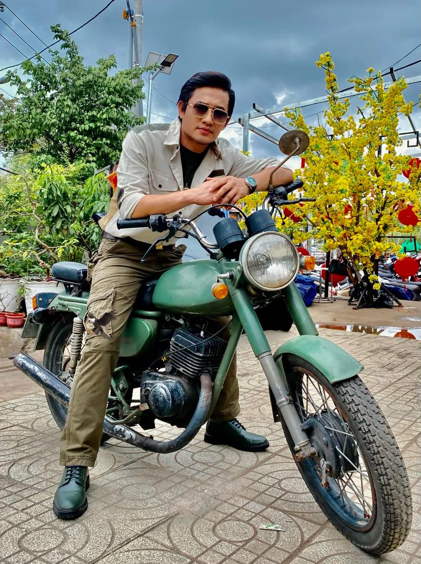 Hình ảnh cuối cùng được Quý Bình đăng tải trên trang cá nhân vào tháng 1/2023. Từ sau đó, nam diễn viên chỉ chia sẻ lại những kỷ niệm, không cập nhật thông tin và hình ảnh mới. Hình ảnh cuối cùng được Quý Bình đăng tải trên trang cá nhân vào tháng 1/2023. Từ sau đó, nam diễn viên chỉ chia sẻ lại những kỷ niệm, không cập nhật thông tin và hình ảnh mới.