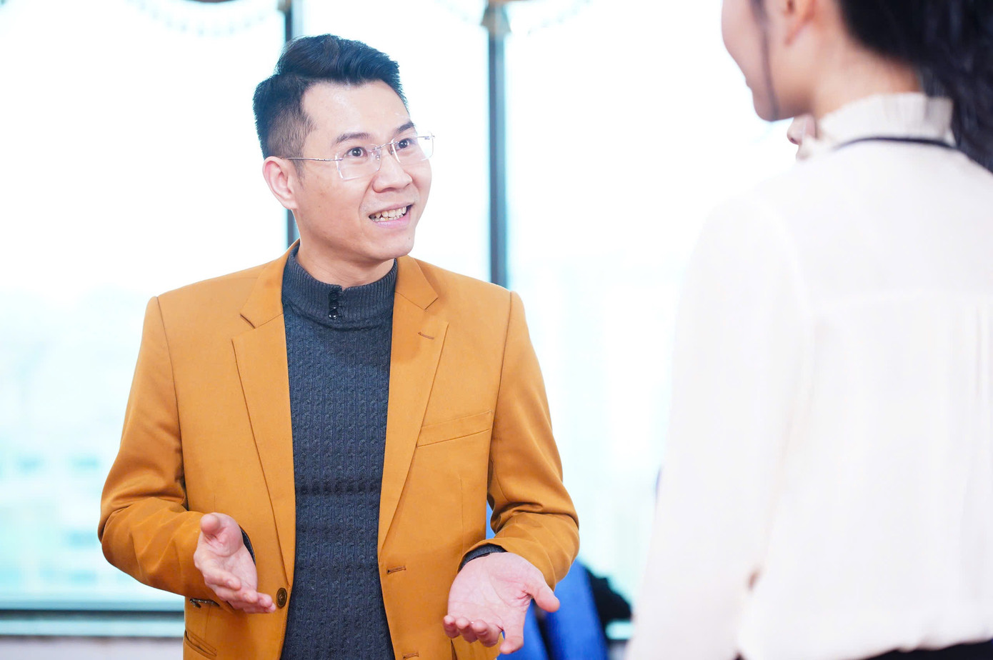 Thầy Nguyễn Quang Điều trao đổi cùng sinh viên Đại học Kinh tế Quốc dân là ứng viên Hoa hậu Việt Nam 2024. Ảnh: Duy Phạm. Thầy Nguyễn Quang Điều trao đổi cùng sinh viên Đại học Kinh tế Quốc dân là ứng viên Hoa hậu Việt Nam 2024. Ảnh: Duy Phạm.