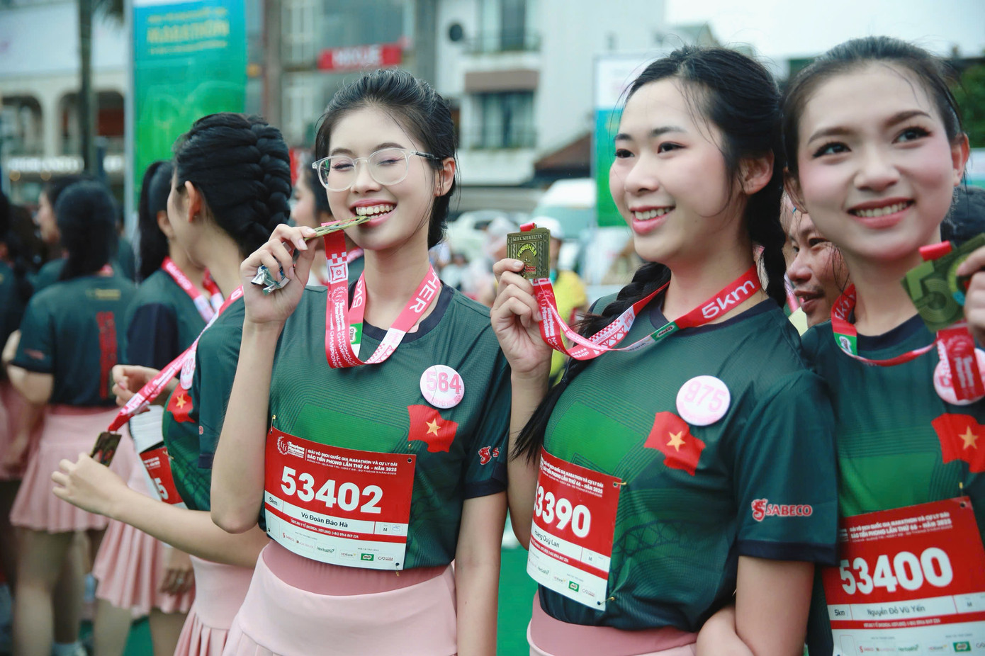 Thí sinh Võ Đoàn Bảo Hà thích thú khi lần đầu nhận huy chương hoàn thành cự ly 5 km của Giải Tiền Phong Marathon.