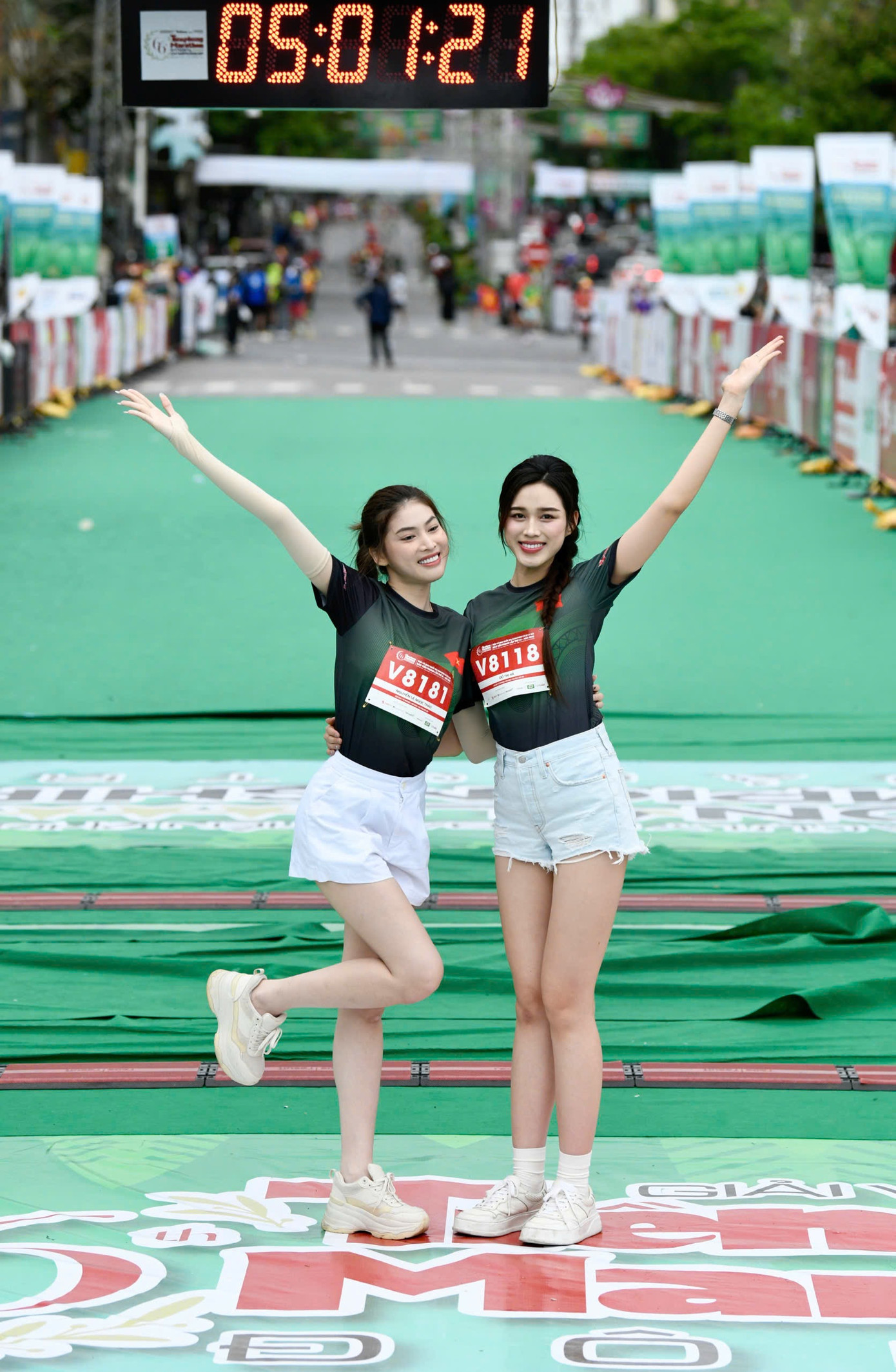 "Đến với Tiền Phong Marathon, tôi không chỉ cảm nhận được tinh thần thể thao, sự quyết tâm của vận động viên, cuồng nhiệt của các vận động viên mà còn tự hào vì sự kiện gắn liền với các yếu tố văn hóa, lịch sử. Năm nay, tôi có dịp trải nghiệm nhiều hoạt động đồng hành của giải đấu như lễ thượng cờ ở cầu Hiền Lương, dâng hương tại nghĩa trang liệt sĩ Trường Sơn, nghĩa trang liệt sĩ Đường 9, thăm Thành cổ Quảng Trị. Ngoài ra, tôi thưởng thức nhiều món ăn là đặc sản của mảnh đất này", Đỗ Hà chia sẻ.