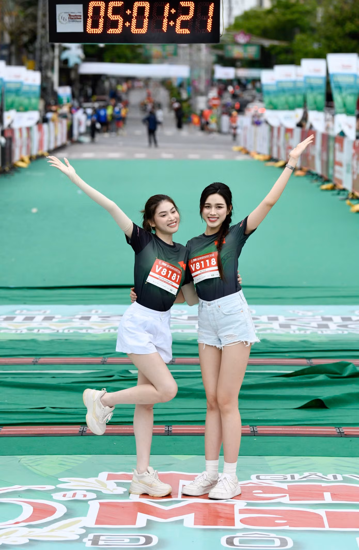 "Đến với Tiền Phong Marathon, tôi không chỉ cảm nhận được tinh thần thể thao, sự quyết tâm của vận động viên, cuồng nhiệt của các vận động viên mà còn tự hào vì sự kiện gắn liền với các yếu tố văn hóa, lịch sử. Năm nay, tôi có dịp trải nghiệm nhiều hoạt động đồng hành của giải đấu như lễ thượng cờ ở cầu Hiền Lương, dâng hương tại nghĩa trang liệt sĩ Trường Sơn, nghĩa trang liệt sĩ Đường 9, thăm Thành cổ Quảng Trị. Ngoài ra, tôi thưởng thức nhiều món ăn là đặc sản của mảnh đất này", Đỗ Hà chia sẻ.