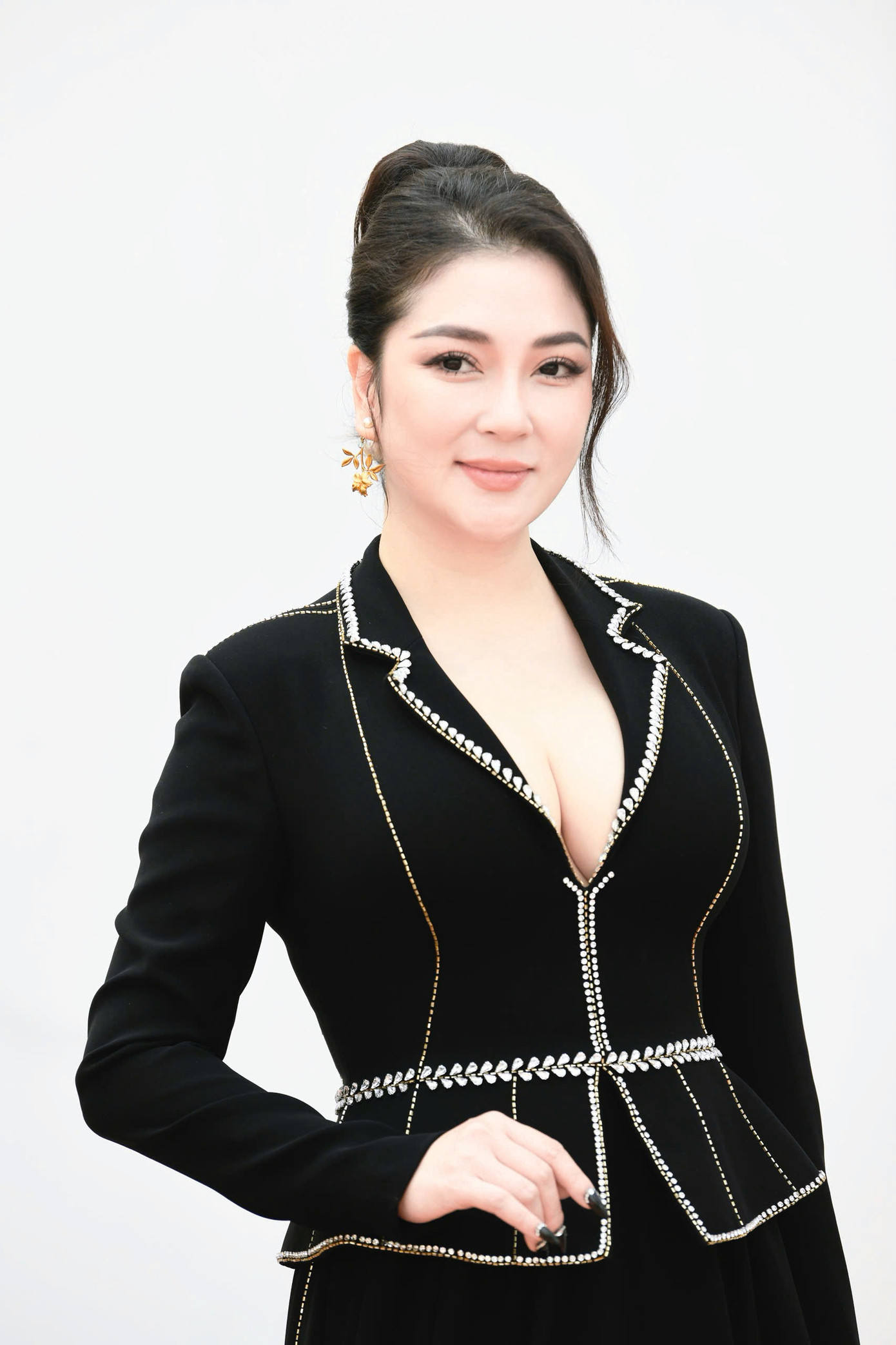 “Tôi chưa thể đưa ra đánh giá cụ thể về thí sinh Hoa hậu Việt Nam 2024 bởi mới tiếp xúc ban đầu. Cần thời gian để các bạn thể hiện bản thân cũng như trau dồi, hoàn thiện. Hành trình phía sau sẽ giúp Ban giám khảo, Ban tổ chức nhìn ra những ứng viên tiềm năng và chọn ra đại diện xứng đáng nhất cho ngôi vị hoa hậu”, Hoa hậu Việt Nam 2004 chia sẻ.