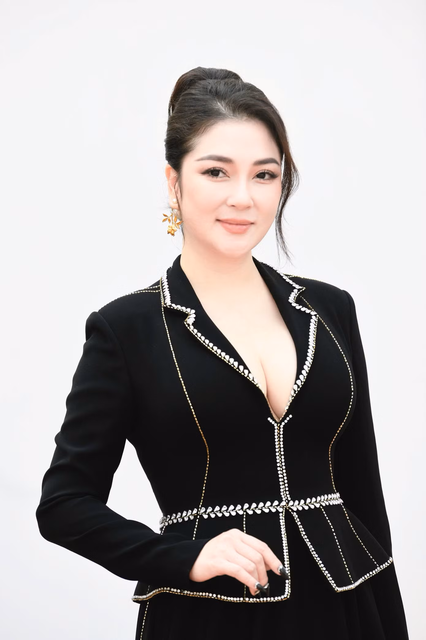 “Tôi chưa thể đưa ra đánh giá cụ thể về thí sinh Hoa hậu Việt Nam 2024 bởi mới tiếp xúc ban đầu. Cần thời gian để các bạn thể hiện bản thân cũng như trau dồi, hoàn thiện. Hành trình phía sau sẽ giúp Ban giám khảo, Ban tổ chức nhìn ra những ứng viên tiềm năng và chọn ra đại diện xứng đáng nhất cho ngôi vị hoa hậu”, Hoa hậu Việt Nam 2004 chia sẻ.