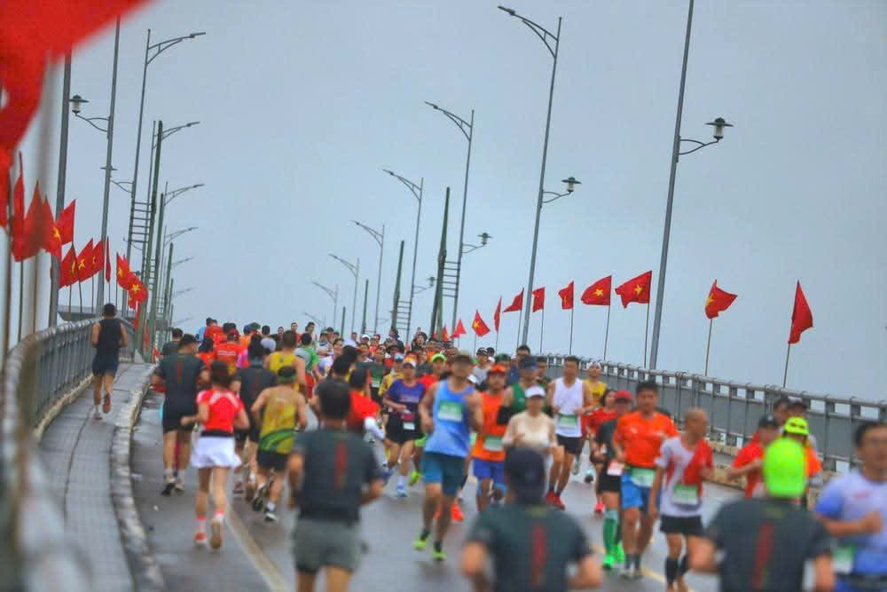 Cung đường chạy của giải đấu đi qua những địa hình đa dạng của thành phố Đông Hà. Những cây cầu, đập ngăn mặn, cầu đường sắt đan xen bên dòng sông Hiếu thơ mộng, cánh đồng lúa xanh mát, những con dốc uốn lượn, rừng cây phủ bóng mát trên con đường dẫn qua hồ Khe Mây hay song hành bên tuyến đường sắt với những chuyến tàu Bắc - Nam xuôi ngược là hành trình mà vận động viên sẽ trải nghiệm trên cung đường thi đấu đặc biệt này.