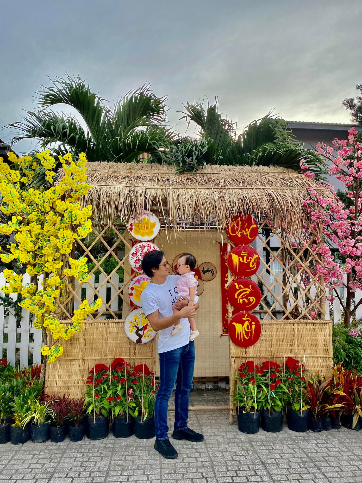 Hình ảnh cuối cùng được Quý Bình đăng tải trên trang cá nhân vào tháng 1/2023. Từ sau đó, nam diễn viên chỉ chia sẻ lại những kỷ niệm, không cập nhật thông tin và hình ảnh mới. Hình ảnh cuối cùng được Quý Bình đăng tải trên trang cá nhân vào tháng 1/2023. Từ sau đó, nam diễn viên chỉ chia sẻ lại những kỷ niệm, không cập nhật thông tin và hình ảnh mới.