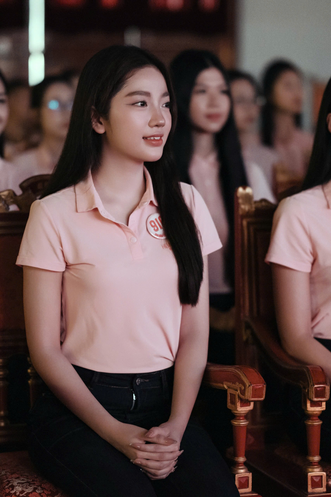 Thí sinh Hà Trúc Linh (SBD 687) hào hứng khi có cơ hội đặt chân đến Đại nội Huế, nơi in dấu bao thăng trầm lịch sử của dân tộc. “Tôi đặc biệt ấn tượng khi được xem nhã nhạc Cung đình Huế. Thanh âm vang dội khắp khán phòng, hình ảnh, màu sắc, hiệu ứng của sân khấu khiến tôi nổi da gà vì quá tuyệt vời. Càng hiểu hơn về lịch sử và những nét đẹp truyền thống của dân tộc, tôi càng thêm yêu và tự hào khi được là người con đất Việt. Với tôi, trải nghiệm này không chỉ là một hành trình tham quan, còn là chuyến xe kiến thức, để tôi có thể hiểu và trân trọng hơn những di sản quý giá mà cha ông đã gìn giữ bao đời”, cô nói.