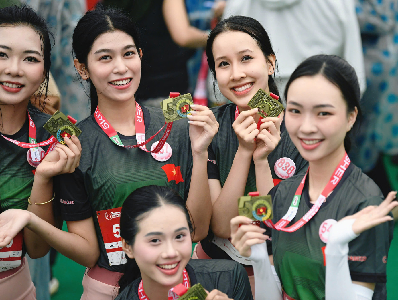 Khoảnh khắc những thí sinh ăn mừng khi hoàn thành đường đua tại Tiền Phong Marathon 2025.