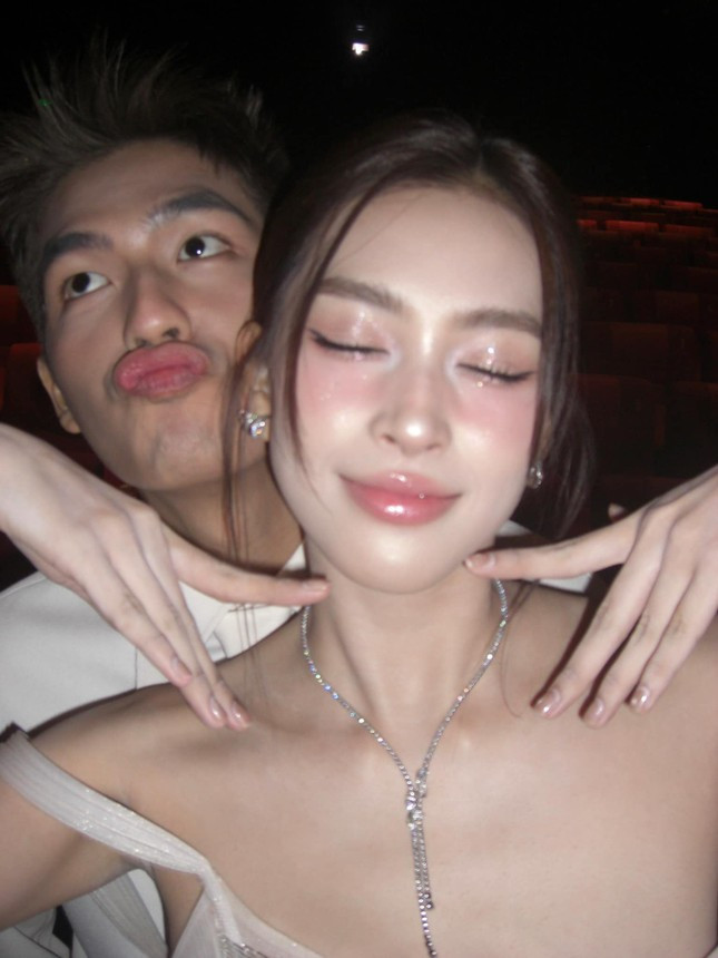 Tiểu Vy và Quốc Anh thường xuyên tương tác và có biểu cảm thân mật từ sau bộ phim Bộ tứ báo thủ. Tiểu Vy và Quốc Anh thường xuyên tương tác và có biểu cảm thân mật từ sau bộ phim Bộ tứ báo thủ.