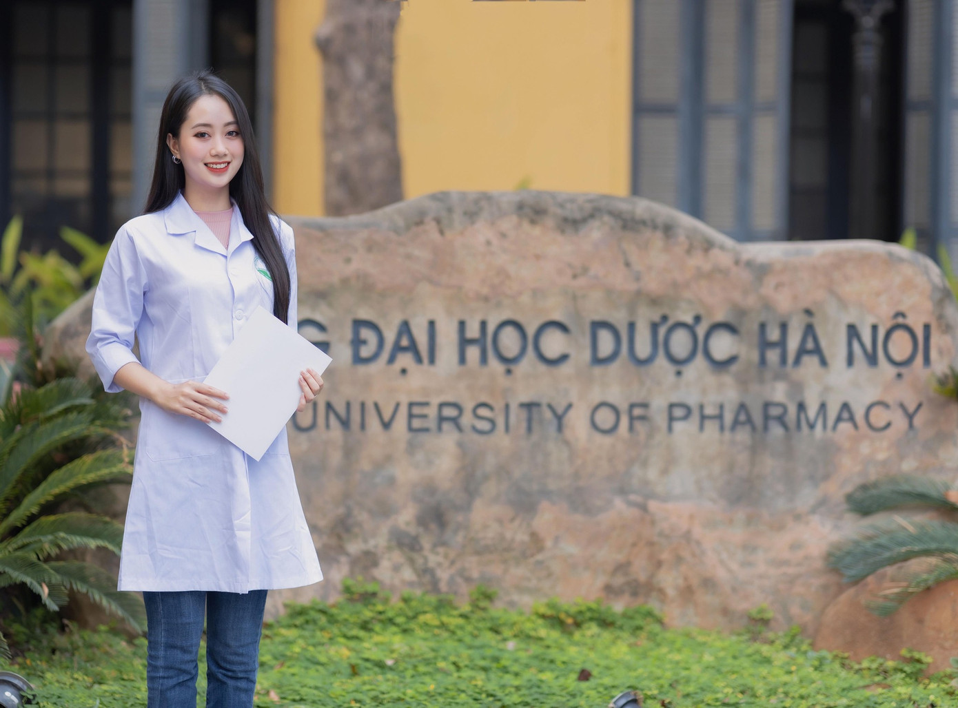 Nguyễn Mai Phương từng giành danh hiệu Hoa khôi Tài hoa Duyên dáng Dược 2023. Quá trình học ở trường, cô đảm nhận các vai trò như Trưởng Ban Nghệ thuật, Ủy viên Ban Thư ký Hội Sinh viên.