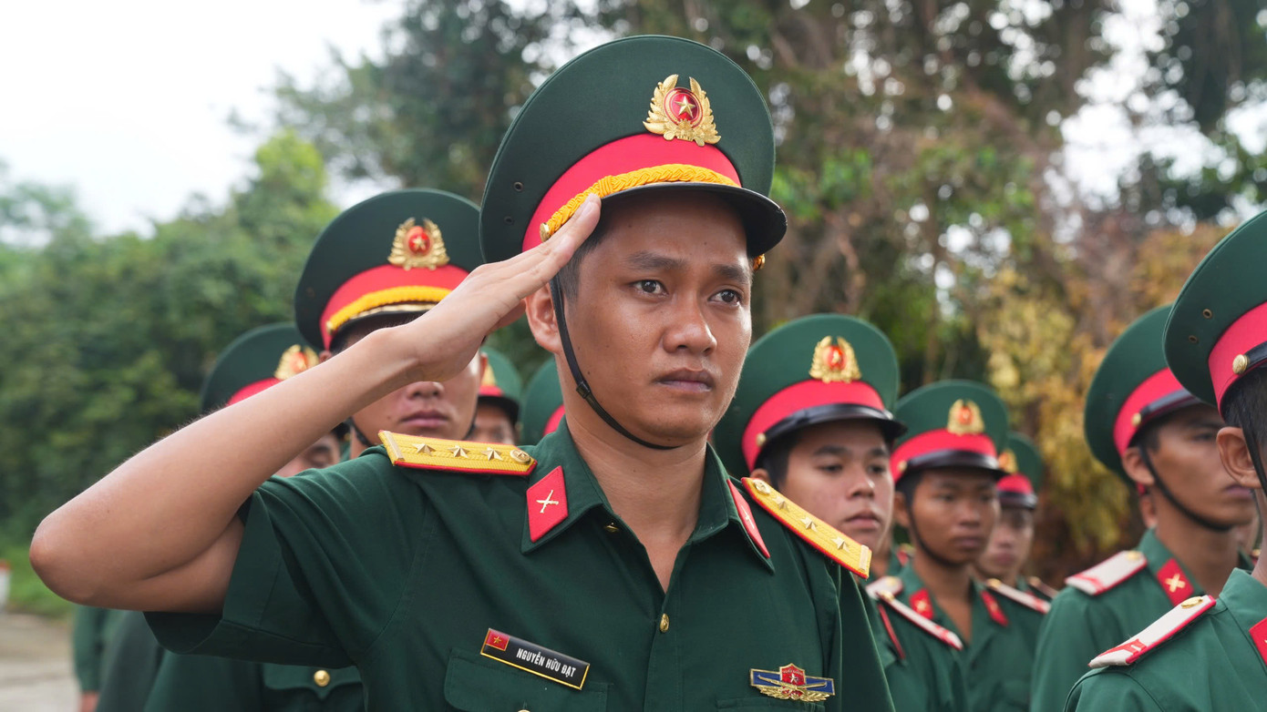 Tất cả những người tham gia nghi thức thượng cờ đồng lòng hô vang: “Thổ Chu chào đất liền”. Tất cả những người tham gia nghi thức thượng cờ đồng lòng hô vang: “Thổ Chu chào đất liền”.