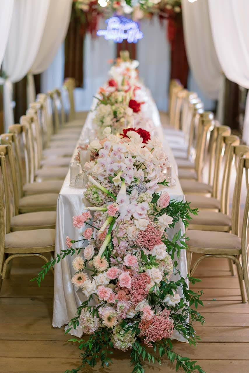 Không gian tiệc cưới trong nhà dài của Hoa hậu H'Hen Niê. Không gian tiệc cưới trong nhà dài của Hoa hậu H'Hen Niê.