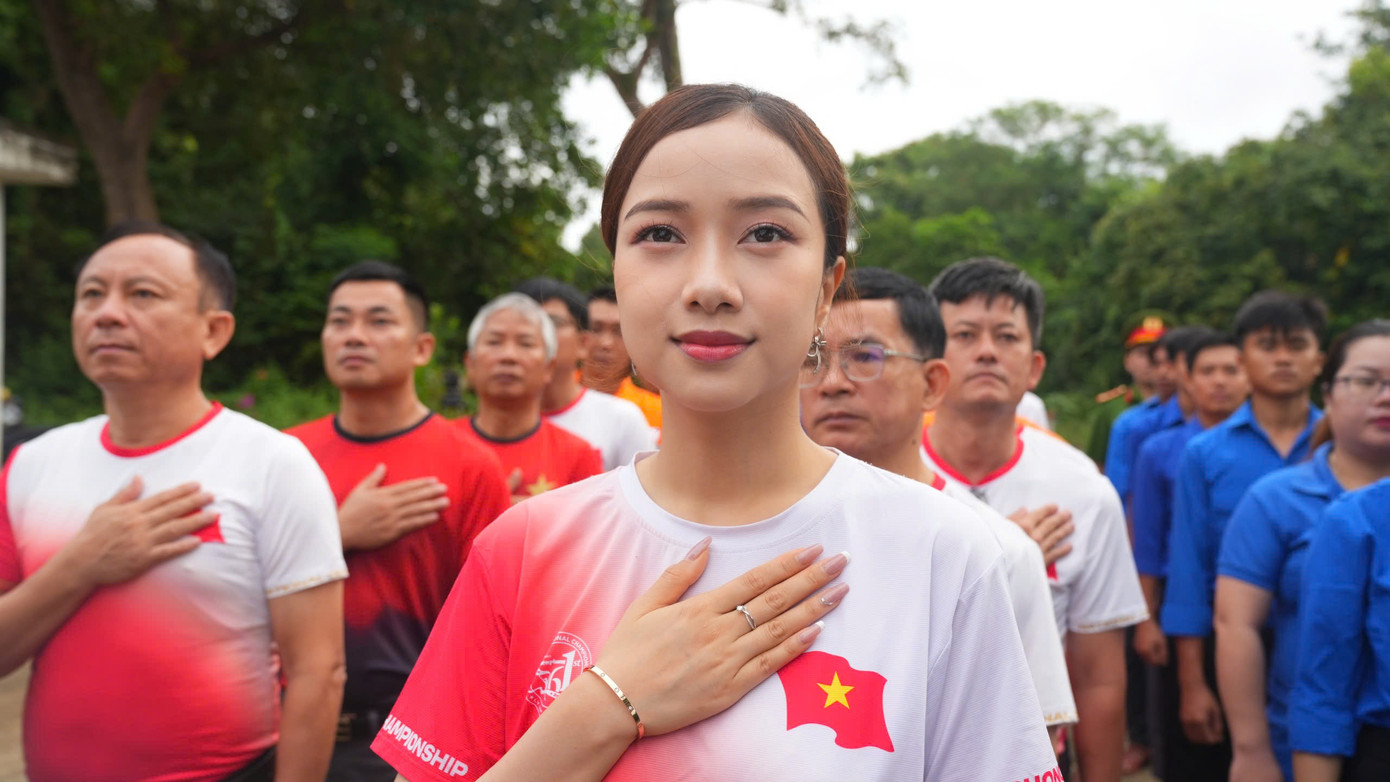 Người đẹp Nhân ái Ngọc Mai – Top 5 Hoa hậu Việt Nam 2020, chia sẻ cô thực sự xúc động khi tham gia nghi thức thượng cờ tại đảo Thổ Chu. “Tôi hạnh phúc và tự hào khi được đứng trên hòn đảo tiền tiêu ở phía Tây Nam Tổ quốc, hát Quốc ca, ngắm nhìn trời và biển Việt Nam. Xúc động hơn nữa khi biết những hình ảnh người lính, nhân dân trên đảo Thổ Chu sẽ xuất hiện trong buổi lễ Thượng cờ được phát tại Giải Vô địch Quốc gia Marathon và cự ly dài báo Tiền Phong lần thứ 66 - năm 2025. Đây là ý tưởng vô cùng ý nghĩa để chúng ta thêm yêu và khơi dậy lòng tự hào, tự tôn dân tộc”, Ngọc Mai nói. Người đẹp Nhân ái Ngọc Mai – Top 5 Hoa hậu Việt Nam 2020, chia sẻ cô thực sự xúc động khi tham gia nghi thức thượng cờ tại đảo Thổ Chu. “Tôi hạnh phúc và tự hào khi được đứng trên hòn đảo tiền tiêu ở phía Tây Nam Tổ quốc, hát Quốc ca, ngắm nhìn trời và biển Việt Nam. Xúc động hơn nữa khi biết những hình ảnh người lính, nhân dân trên đảo Thổ Chu sẽ xuất hiện trong buổi lễ Thượng cờ được phát tại Giải Vô địch Quốc gia Marathon và cự ly dài báo Tiền Phong lần thứ 66 - năm 2025. Đây là ý tưởng vô cùng ý nghĩa để chúng ta thêm yêu và khơi dậy lòng tự hào, tự tôn dân tộc”, Ngọc Mai nói.