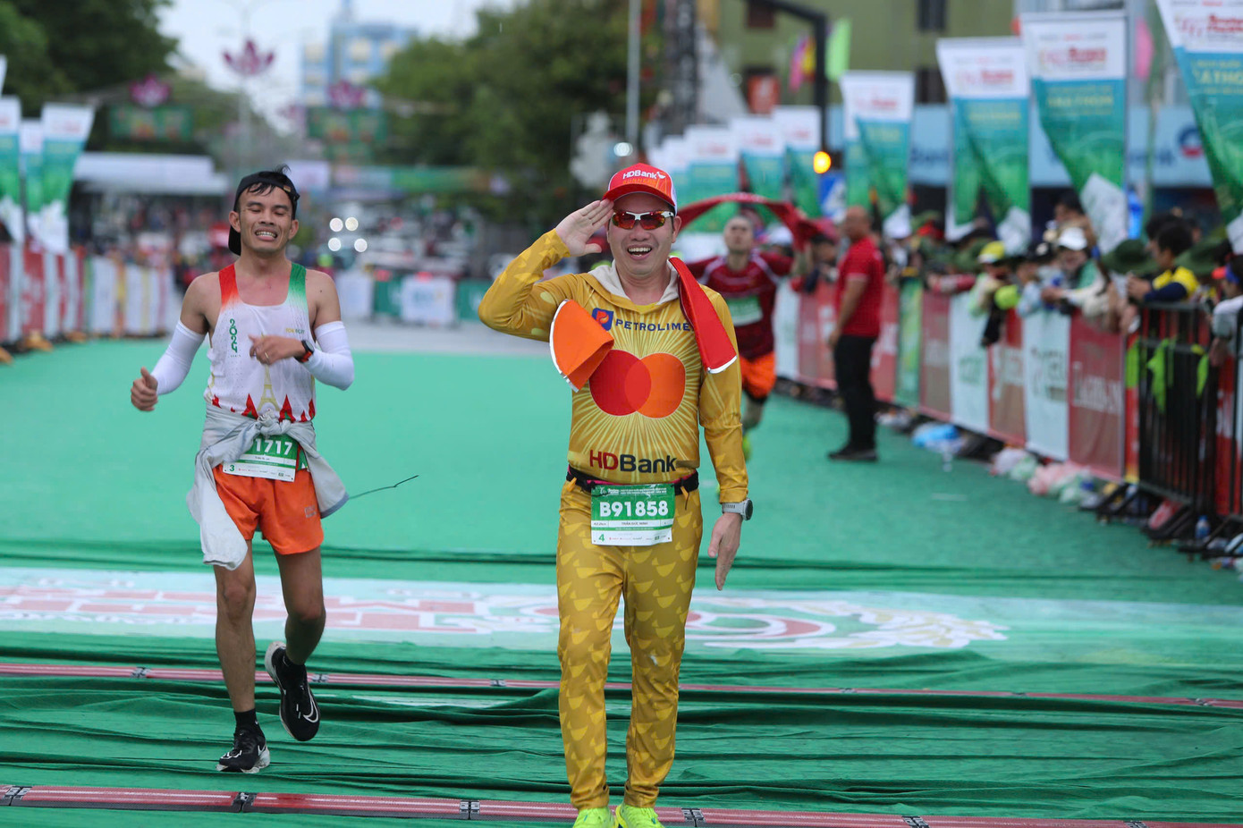 Anh Trần Đức Ninh chia sẻ: “Chúng tôi tự hào khi được sải bước trên mảnh đất mang đậm hào khí dân tộc. HDBank Runners không chỉ chạy để về đích, mà còn chạy để lan tỏa tinh thần thể thao, sự đoàn kết và niềm tự hào dân tộc&quot;.