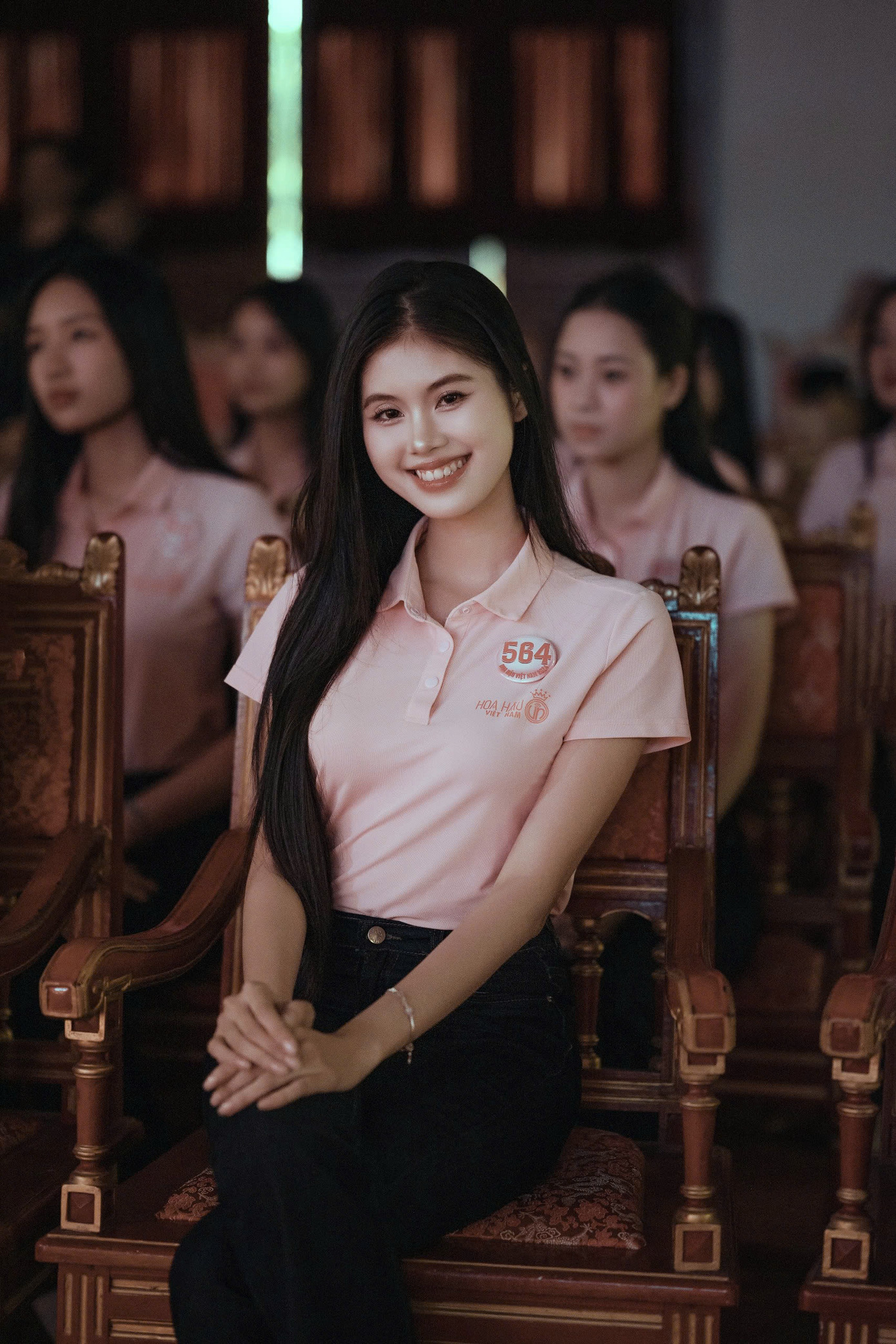 Thí sinh Hà Trúc Linh (SBD 687) hào hứng khi có cơ hội đặt chân đến Đại nội Huế, nơi in dấu bao thăng trầm lịch sử của dân tộc. “Tôi đặc biệt ấn tượng khi được xem nhã nhạc Cung đình Huế. Thanh âm vang dội khắp khán phòng, hình ảnh, màu sắc, hiệu ứng của sân khấu khiến tôi nổi da gà vì quá tuyệt vời. Càng hiểu hơn về lịch sử và những nét đẹp truyền thống của dân tộc, tôi càng thêm yêu và tự hào khi được là người con đất Việt. Với tôi, trải nghiệm này không chỉ là một hành trình tham quan, còn là chuyến xe kiến thức, để tôi có thể hiểu và trân trọng hơn những di sản quý giá mà cha ông đã gìn giữ bao đời”, cô nói.