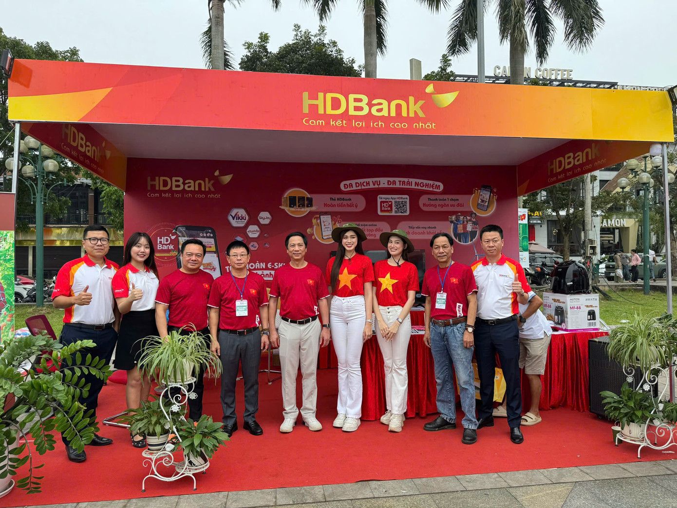 Trước đó, đại diện Ban Tổ chức Tiền Phong Marathon 2025 cùng Hoa hậu Đỗ Thị Hà, Á hậu Ngọc Thảo tham quan gian hàng HDBank tại giải đấu năm nay.