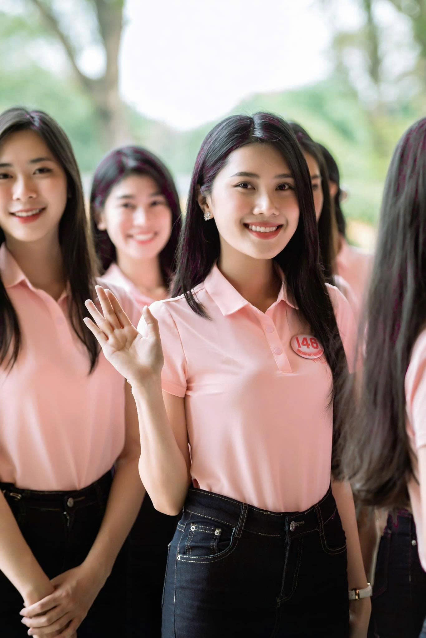 Thí sinh Bùi Thùy Nhiên (SBD 146) cho biết lần đầu cô đặt chân đến Đại nội Huế khi còn là sinh viên ngành du lịch, choáng ngợp trước sự uy nghiêm và vẻ đẹp cổ kính của kinh thành xưa. &quot;Lần thứ hai góp mặt cùng 40 thí sinh của Hoa hậu Việt Nam 2024, tôi có cảm giác vô cùng thân thuộc. Tôi chiêm nghiệm và cảm thấy Đại nội Huế không chỉ là một công trình kiến trúc, mà còn là linh hồn của Huế, nơi lưu giữ tinh thần và bản sắc văn hóa cung đình Việt Nam&quot;, Thùy Nhiên nói.