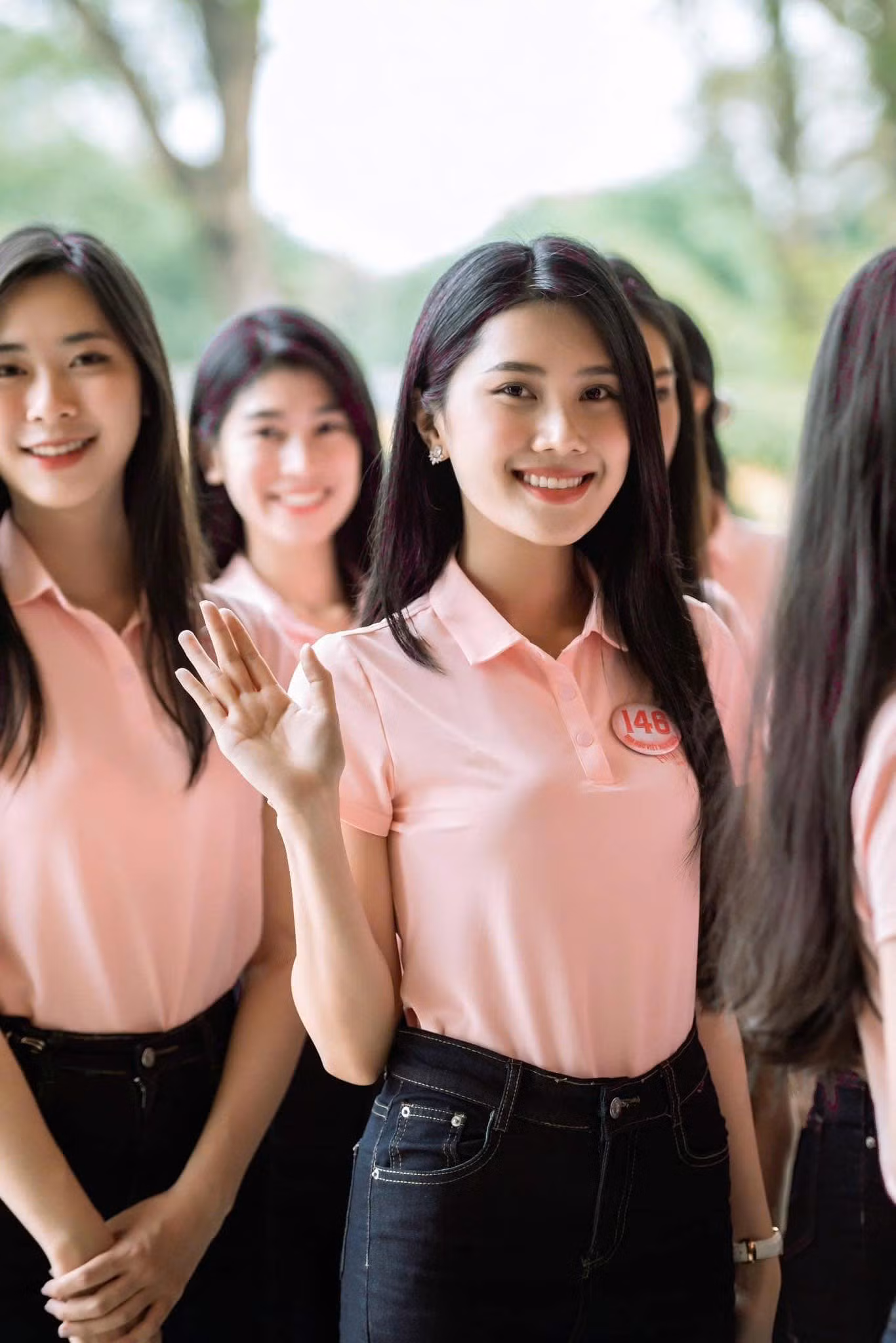 Thí sinh Bùi Thùy Nhiên (SBD 146) cho biết lần đầu cô đặt chân đến Đại nội Huế khi còn là sinh viên ngành du lịch, choáng ngợp trước sự uy nghiêm và vẻ đẹp cổ kính của kinh thành xưa. "Lần thứ hai góp mặt cùng 40 thí sinh của Hoa hậu Việt Nam 2024, tôi có cảm giác vô cùng thân thuộc. Tôi chiêm nghiệm và cảm thấy Đại nội Huế không chỉ là một công trình kiến trúc, mà còn là linh hồn của Huế, nơi lưu giữ tinh thần và bản sắc văn hóa cung đình Việt Nam", Thùy Nhiên nói.