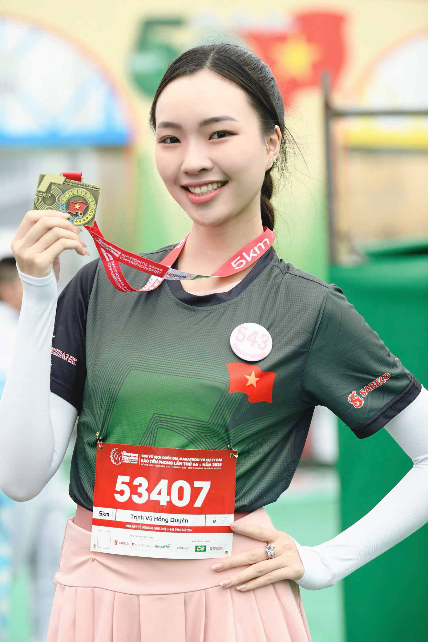 Lê Thị Ngọc Ánh và Trịnh Vũ Hồng Duyên check-in tại vạch đích của Tiền Phong Marathon 2024.